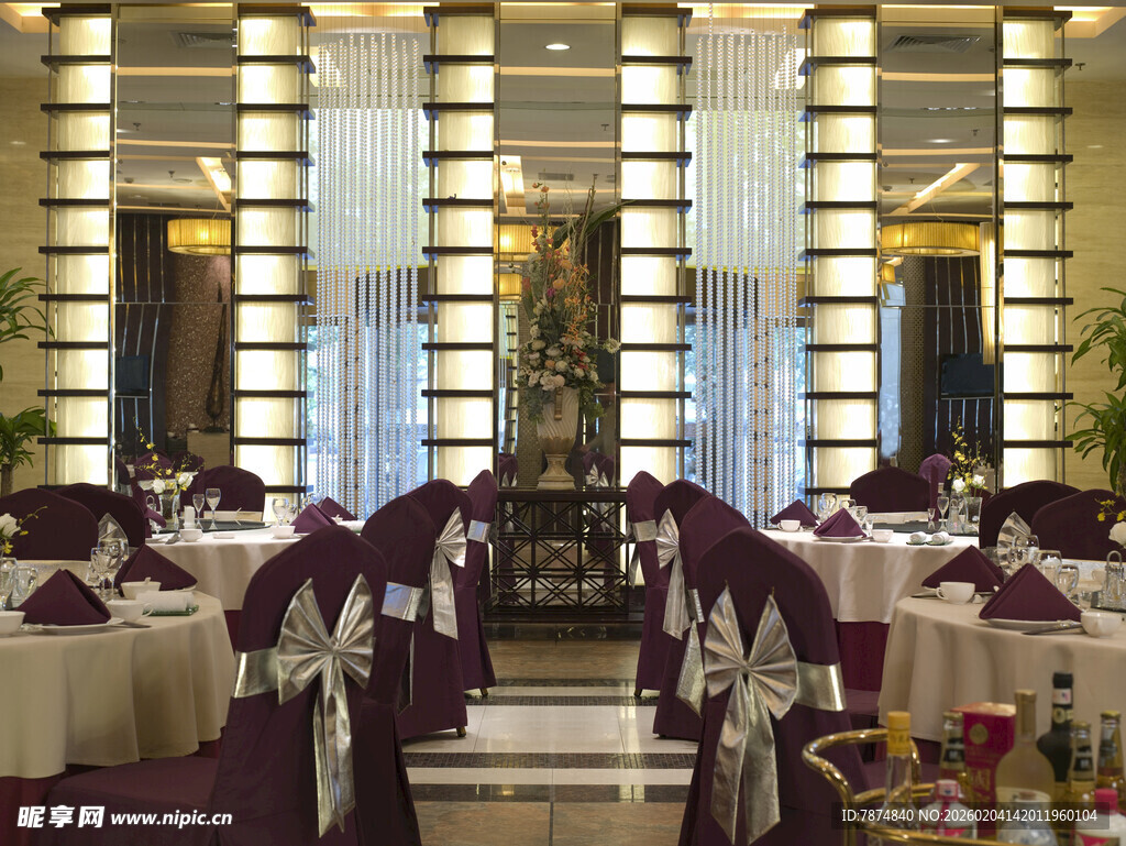 豪华宴会大厅布置精美