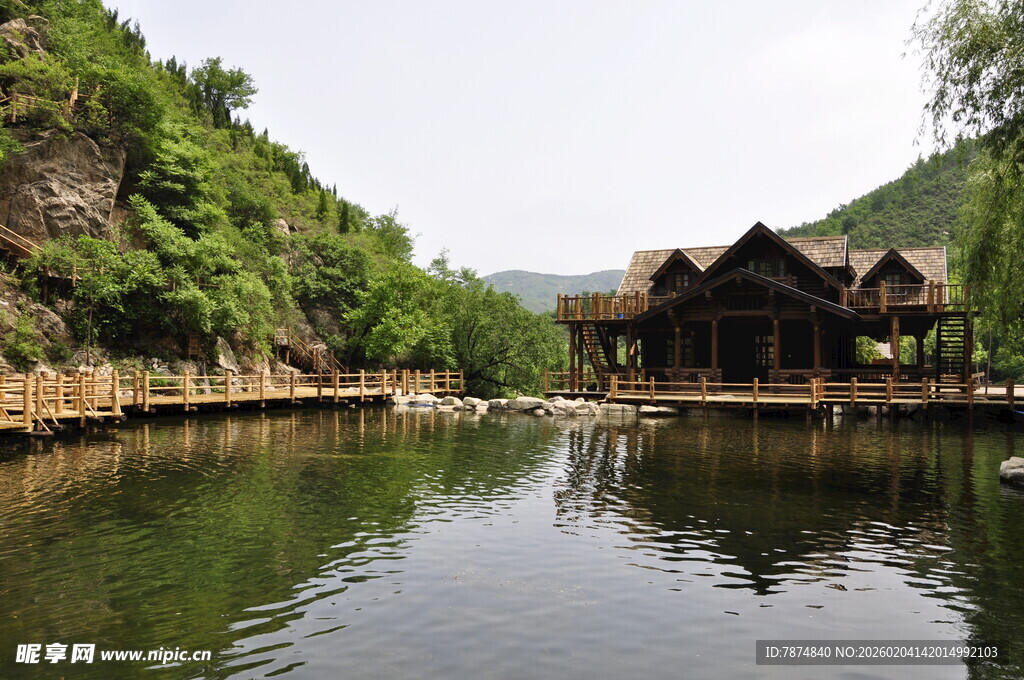 山水间的古朴临水小屋