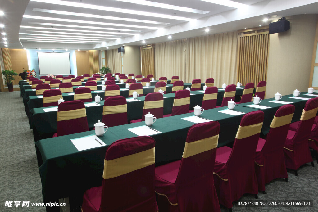 宽敞会议室整齐桌椅排列