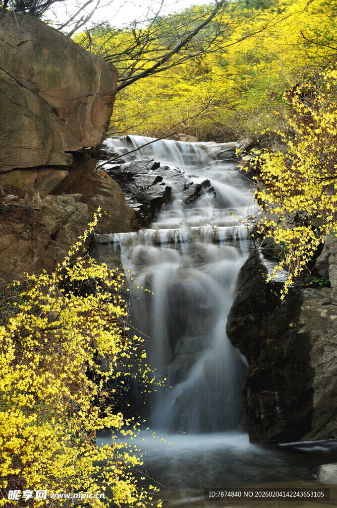 秋日山间瀑布美景