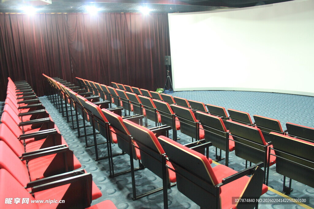 空旷的影院红色座椅场景