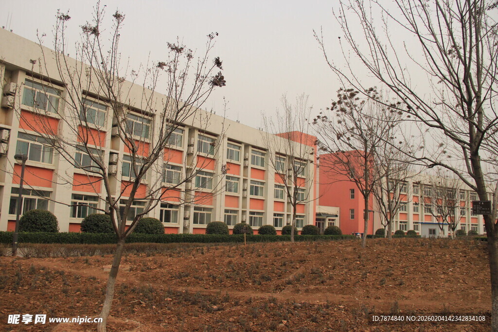 校园建筑与空旷场地景观