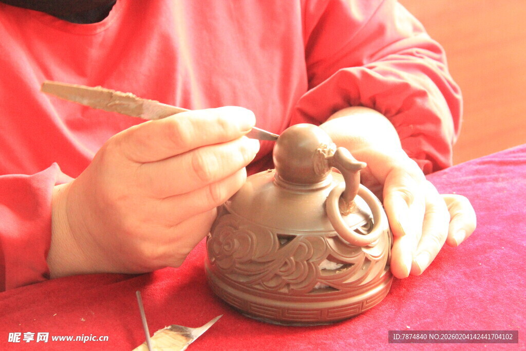 手工匠人专注陶艺创作