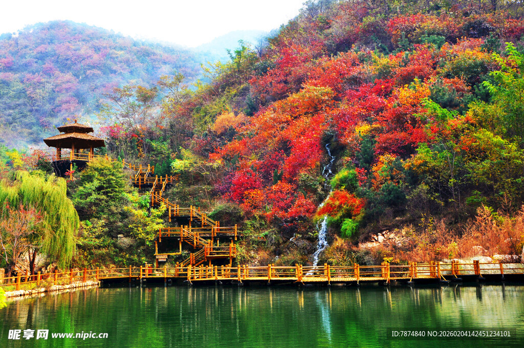 秋日湖畔山林美景