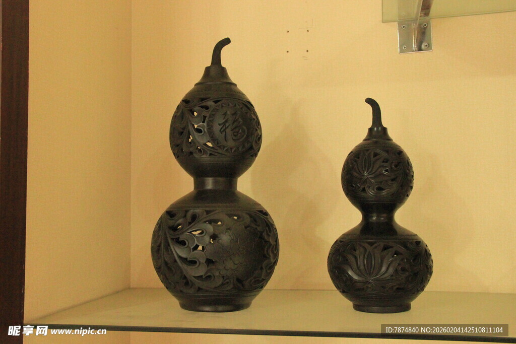 精致镂空葫芦工艺品展示