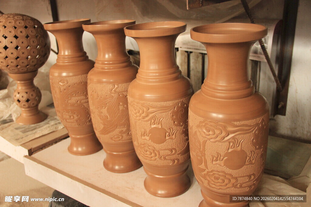 手工雕刻的精美陶制花瓶