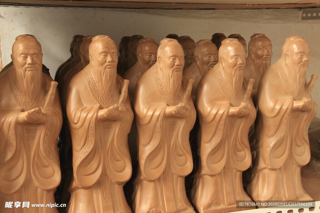 一排古朴的木雕人物像