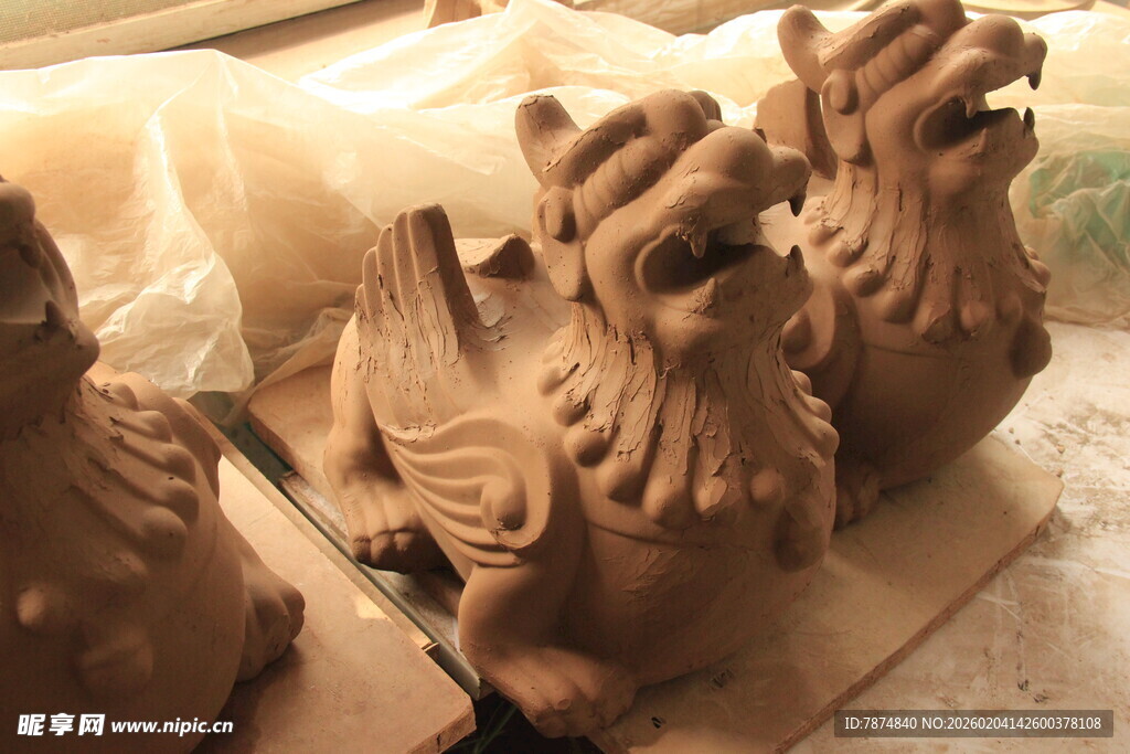 传统陶制神兽雕塑作品