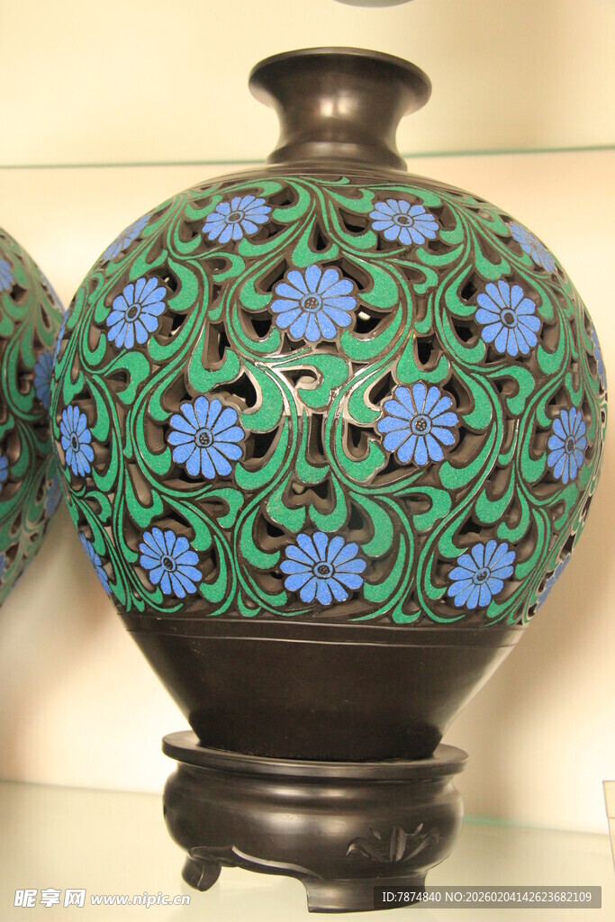 精美花卉纹陶瓷花瓶