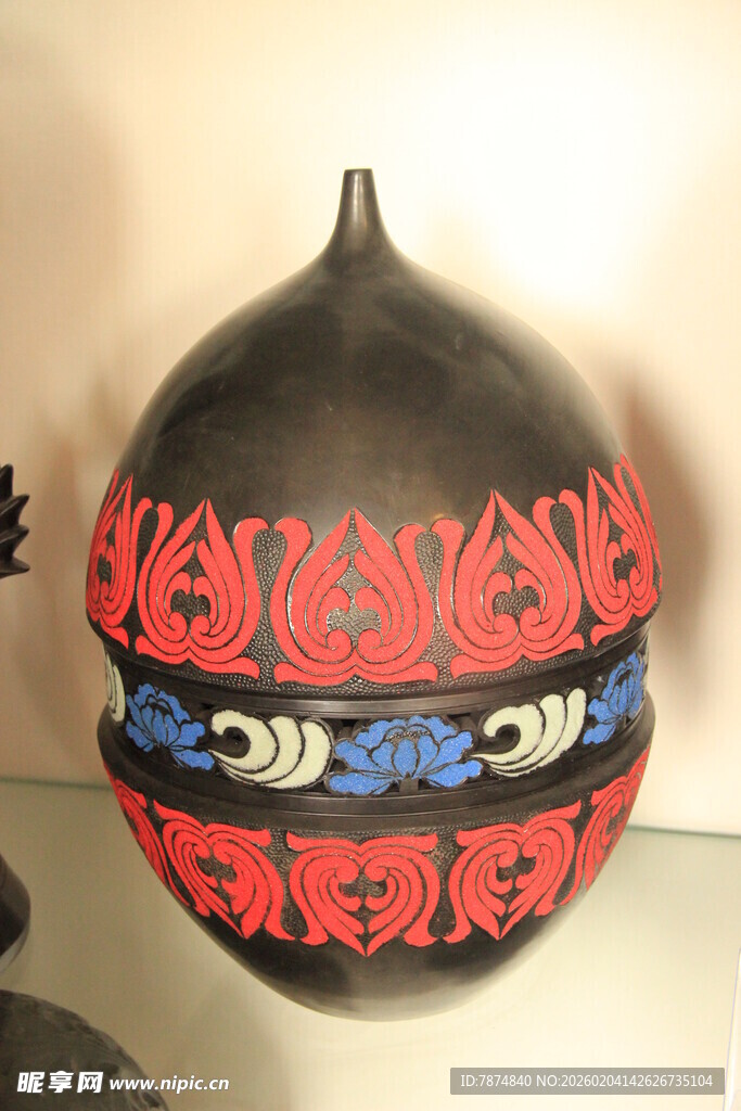 传统花纹装饰的黑色陶器