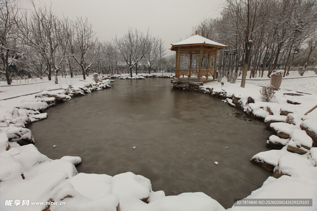 雪覆湖畔凉亭冬日美景