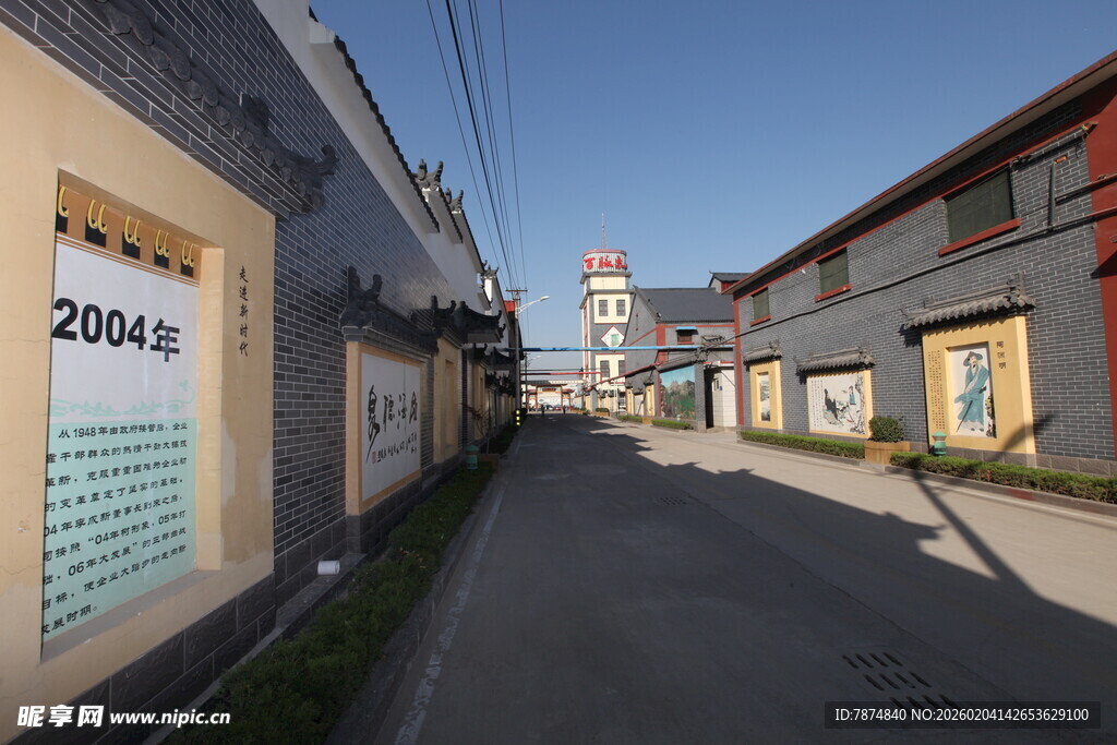 乡村街道旁的建筑景象