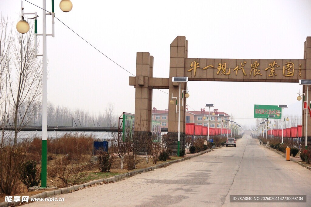 乡村路口的古朴牌坊