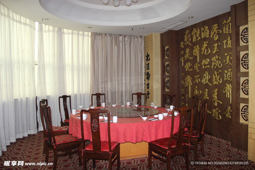 中式圆桌餐厅包间场景