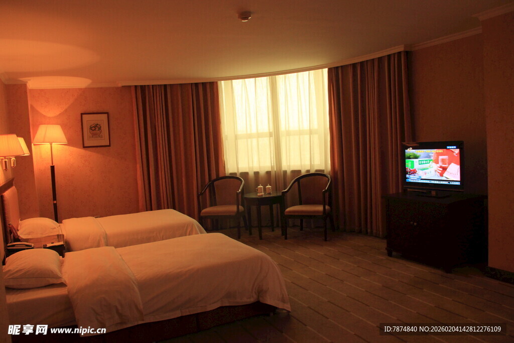 温馨双床酒店客房场景