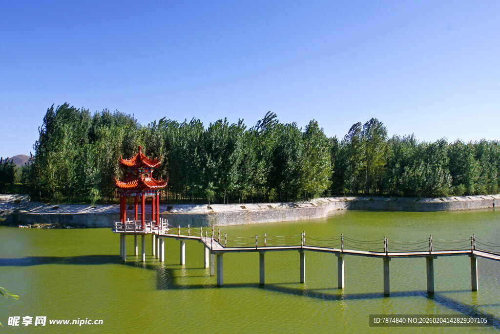 湖上廊桥与红亭美景