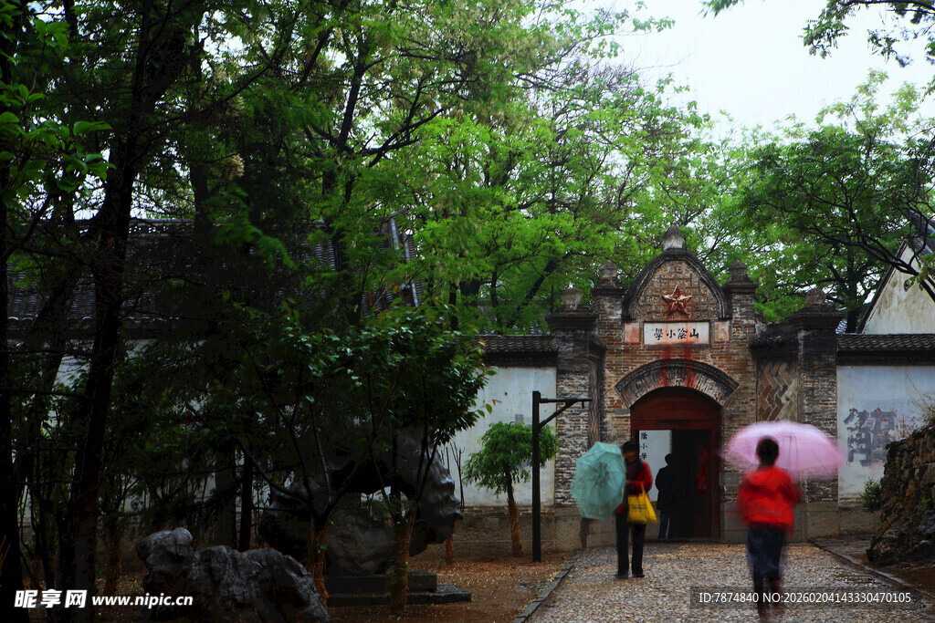古巷漫步 撑伞行人赏景
