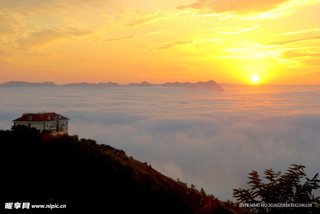 山顶观云海日落美景