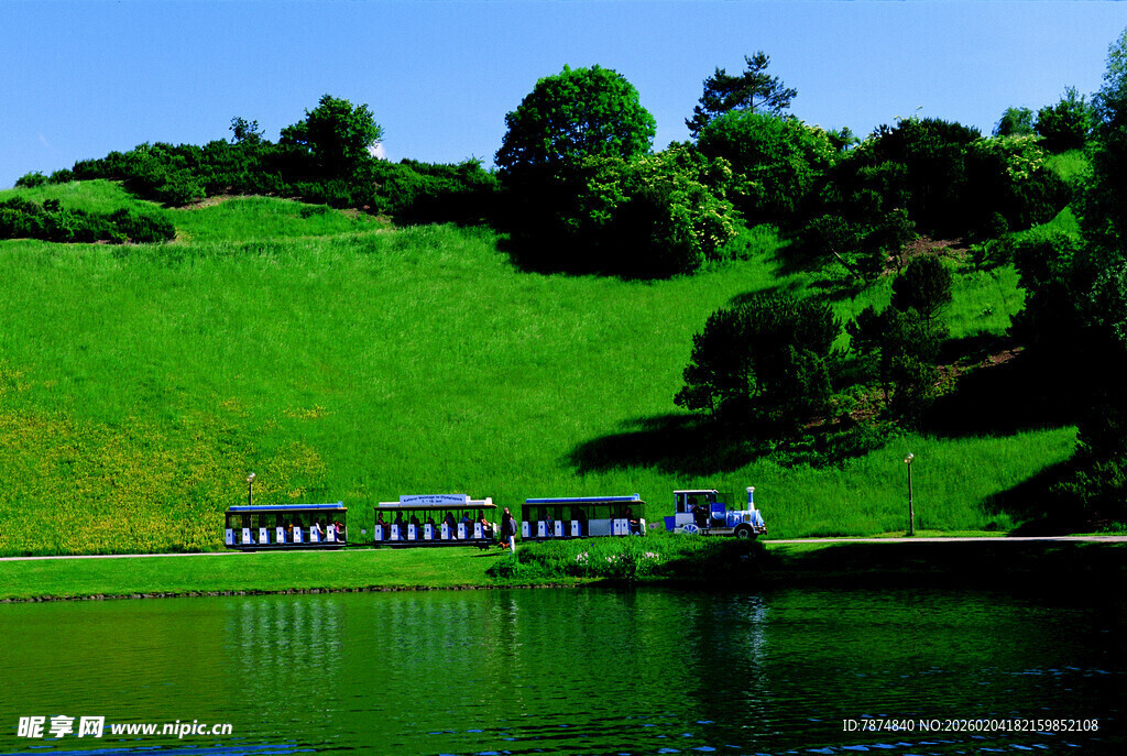 德国湖畔绿坡上的火车风景