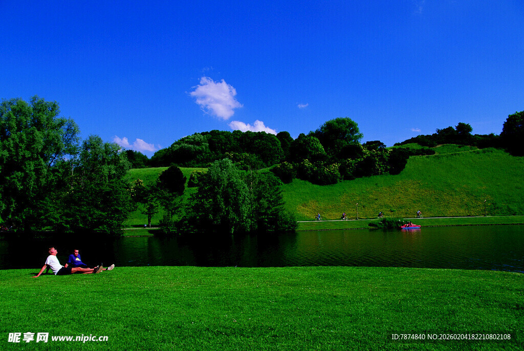 德国绿意盎然的户外休闲场景