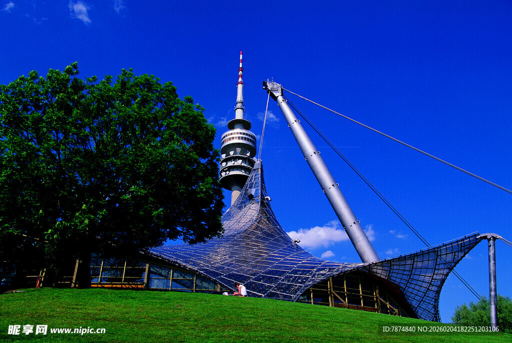 德国蓝天绿地间的高耸电视塔