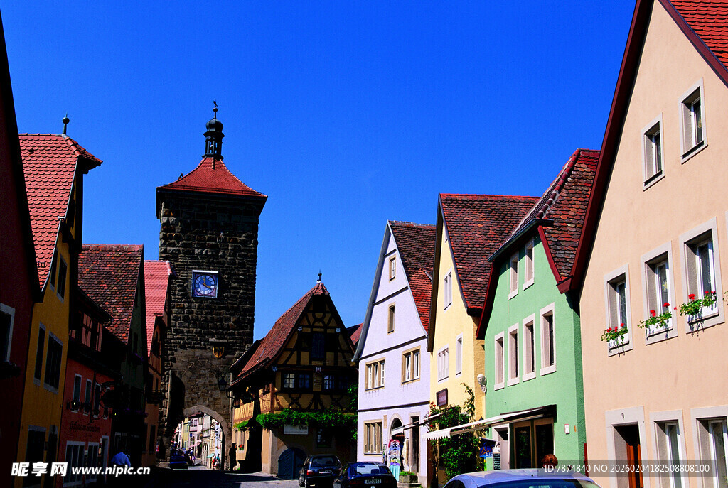 德国彩色小镇街道与塔楼景观