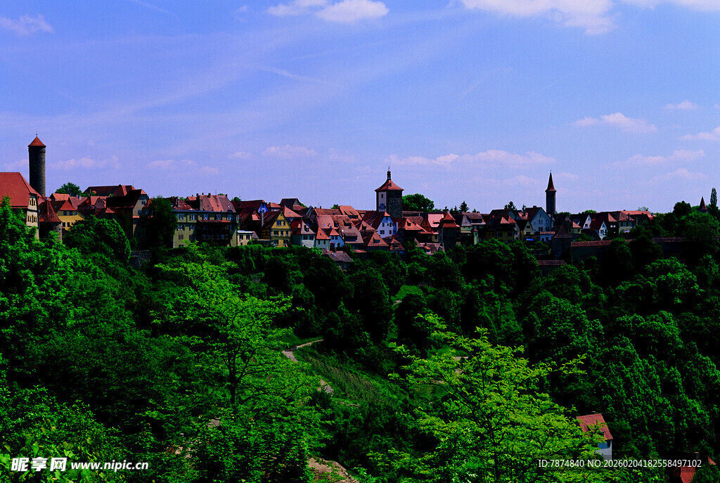 德国绿树环绕的美丽城镇风光