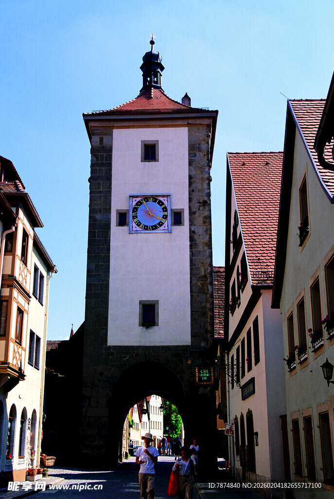 德国古老钟楼矗立小镇街道