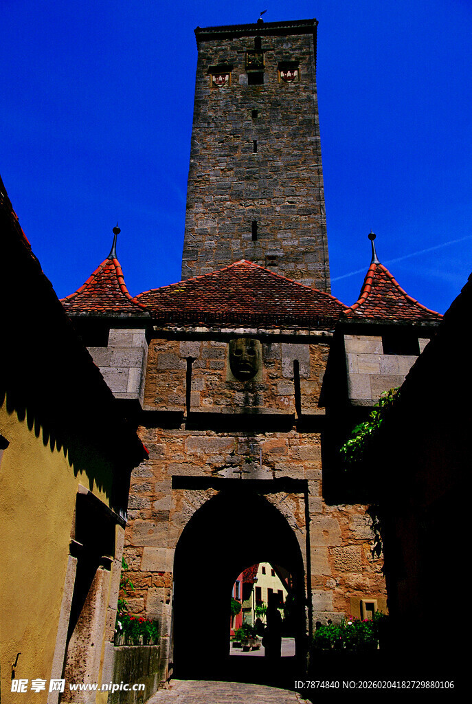 德国古老塔楼与拱形建筑景观