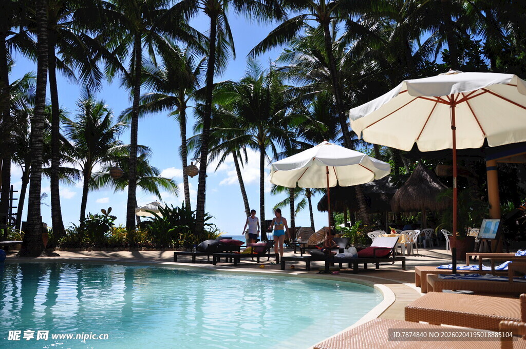 热带泳池畔的惬意休闲时光