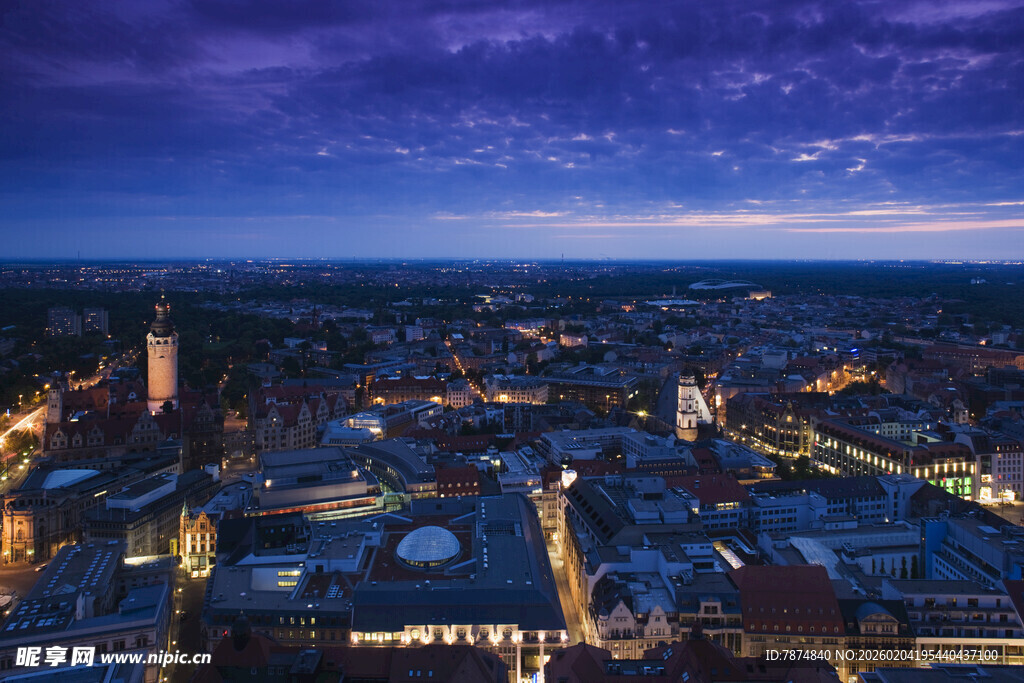 城市璀璨夜景俯瞰图