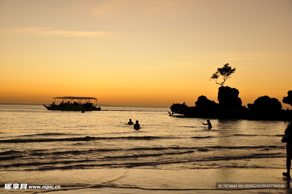 夕阳下的海边休闲场景
