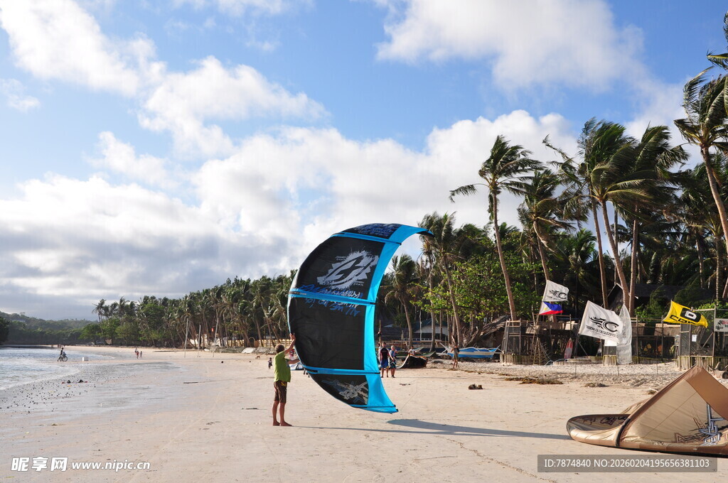 海滩上的风筝冲浪准备场景