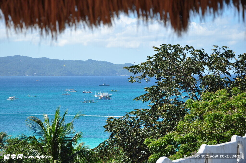 海边美景 碧海绿树与小船