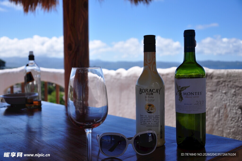 海边桌上的美酒与风景
