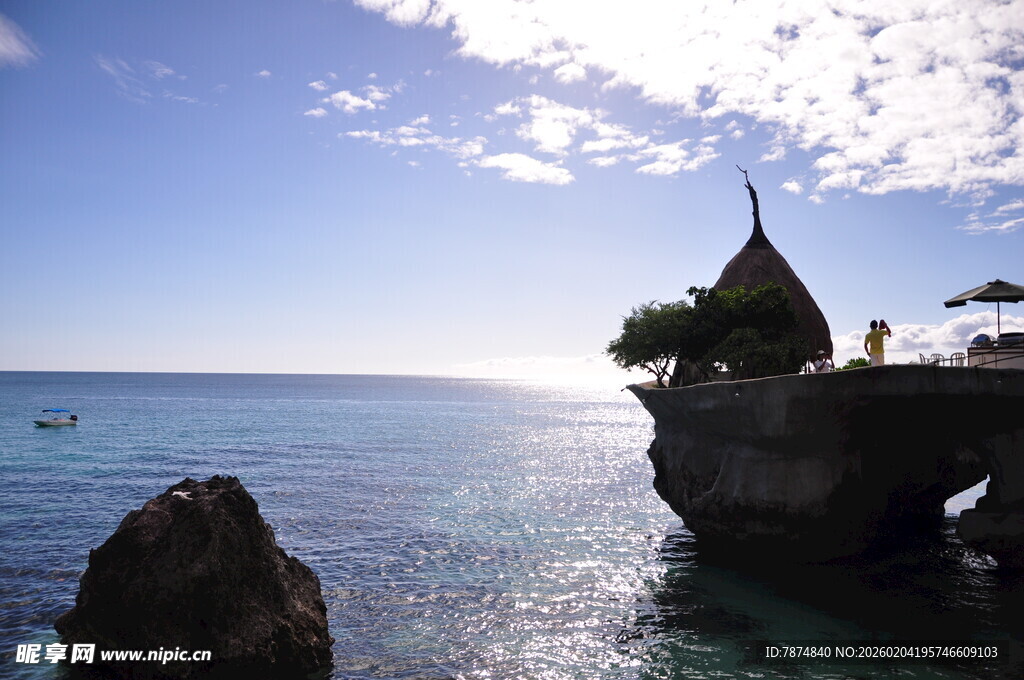 海边悬崖上的神秘建筑