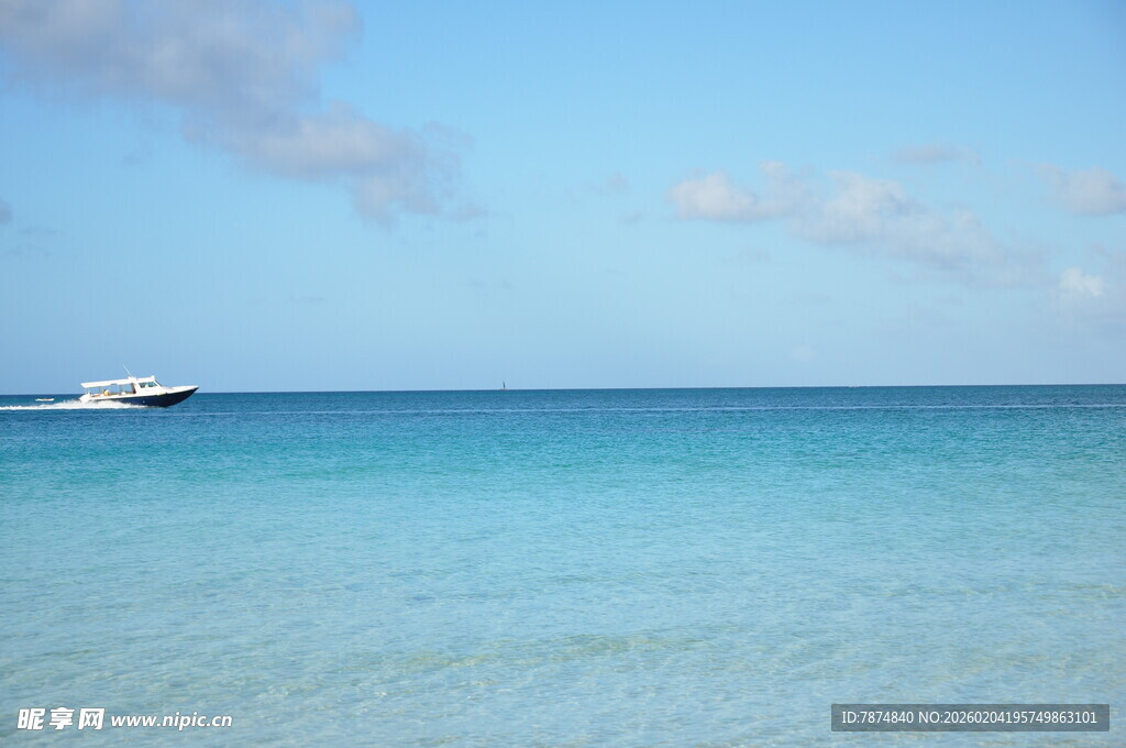 碧海蓝天中的海上船只