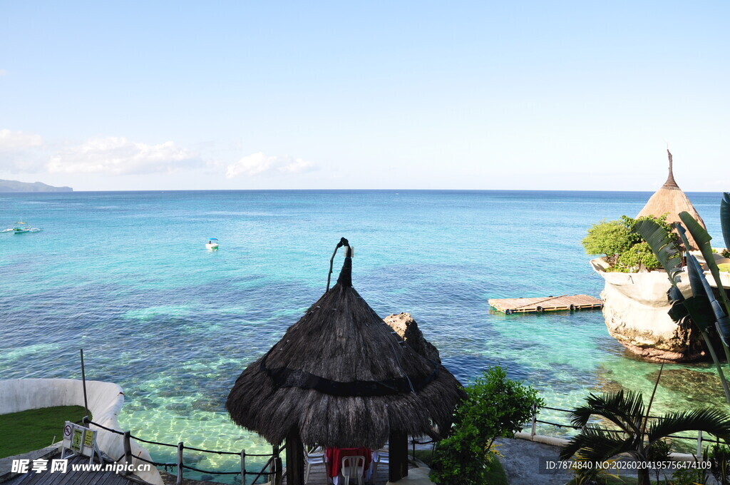 海边茅草亭与碧蓝海景