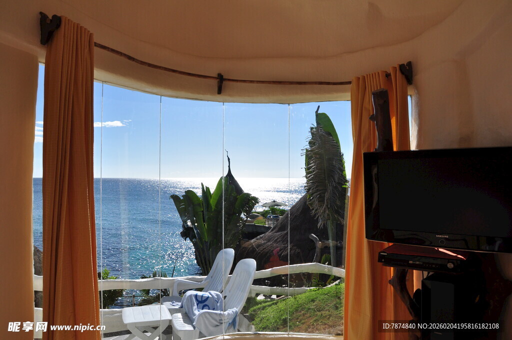 窗外美景 阳台绿植与远阔景致