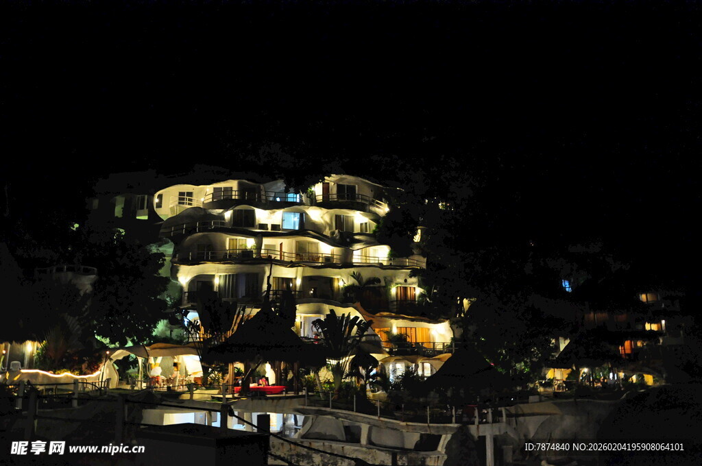 夜晚河畔灯火璀璨的建筑