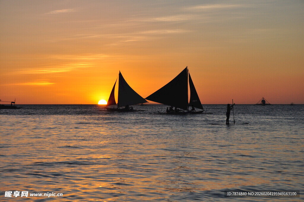 夕阳下海上的双帆船