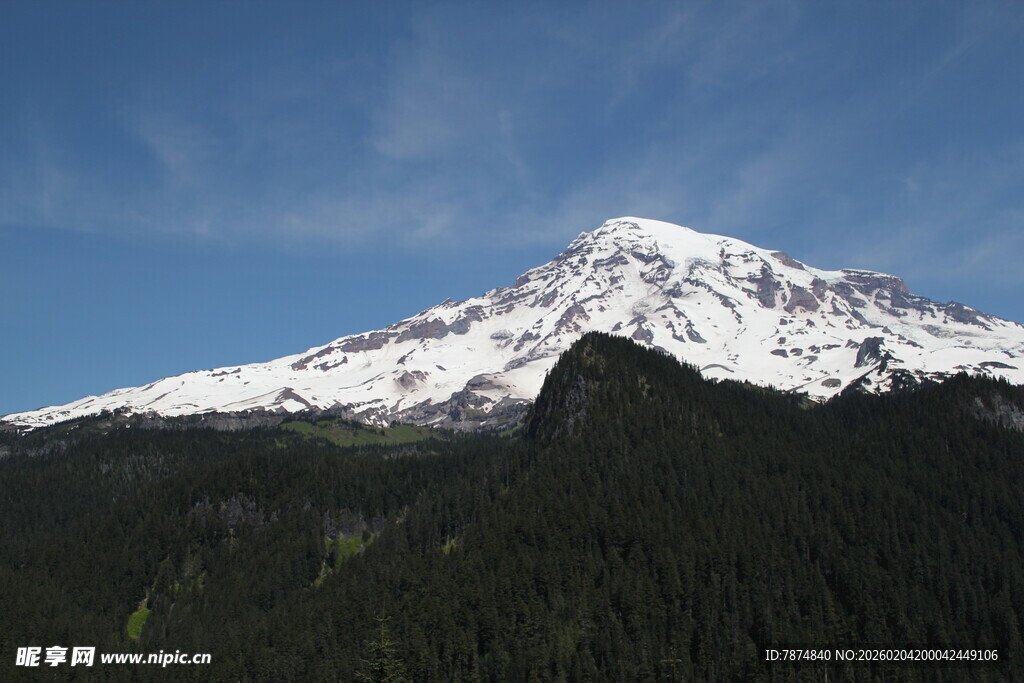雪山巍峨 森林环绕的美景
