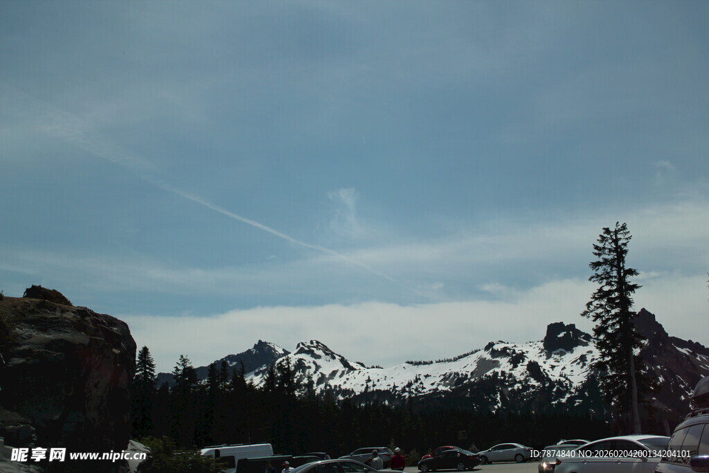 山间风景 天空与树木相映