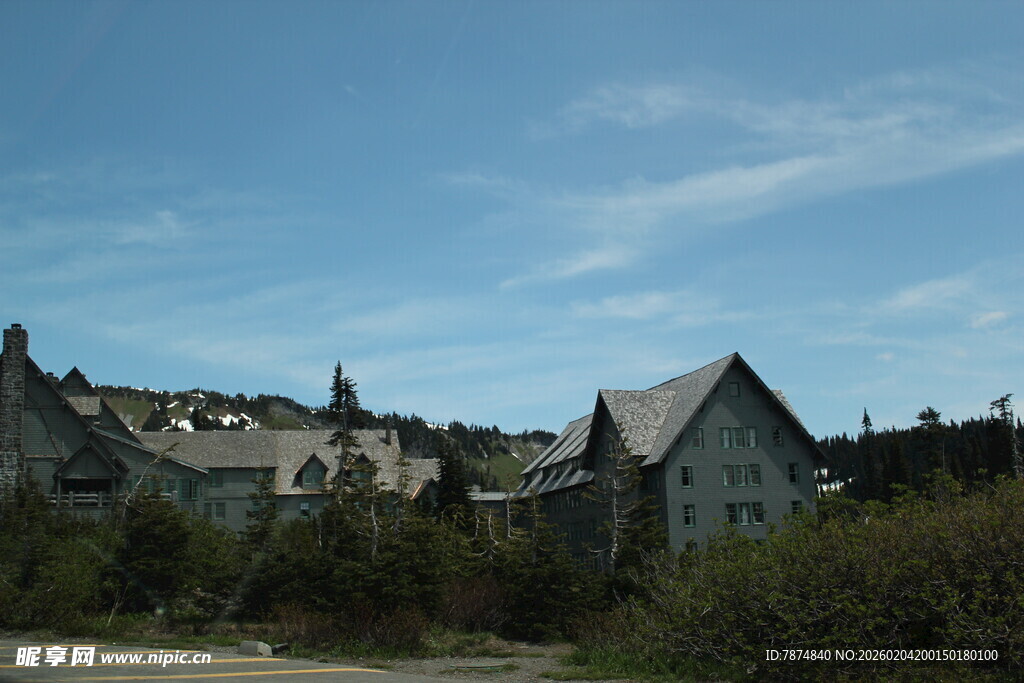 乡村风格房屋与蓝天绿树