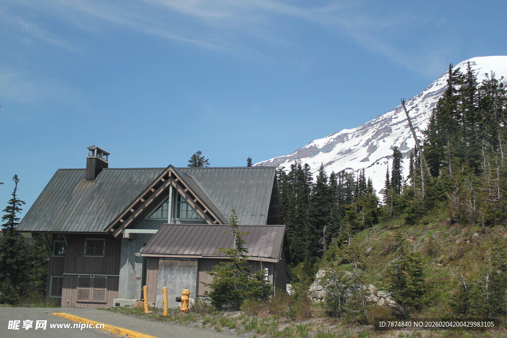 山间木屋旁的壮丽雪山景