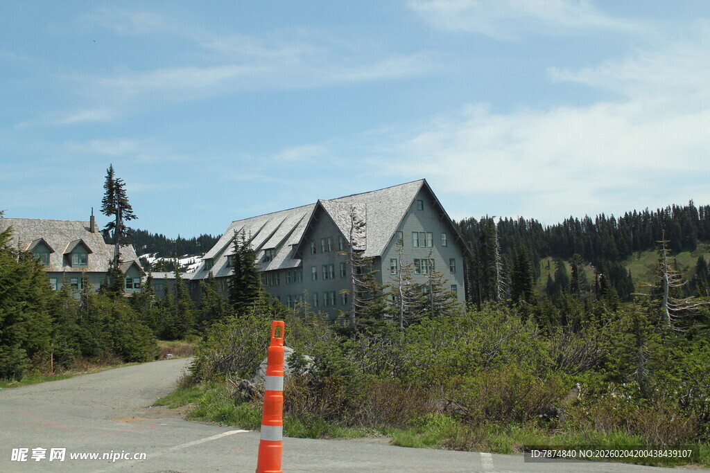 山间路旁的特色建筑