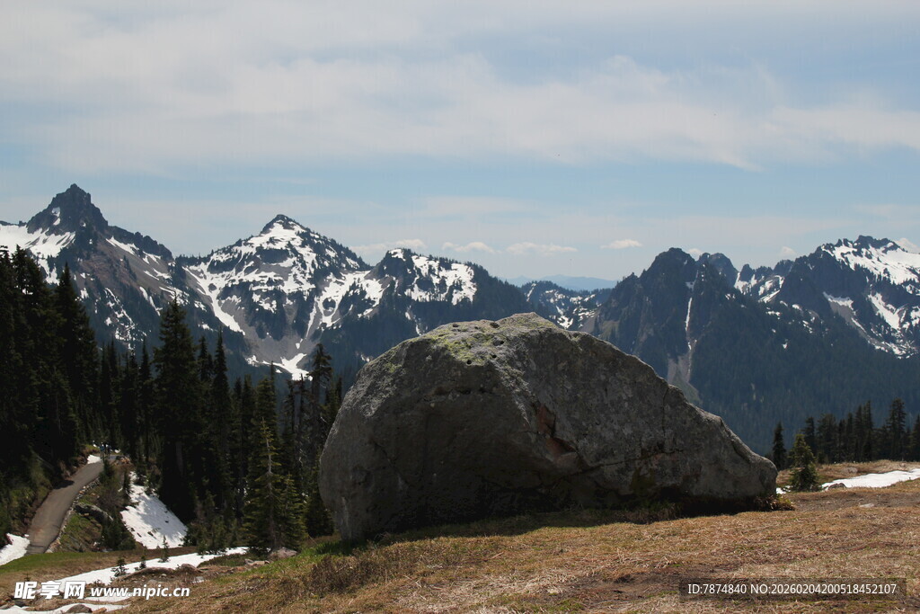 山间巨石与远处雪山美景