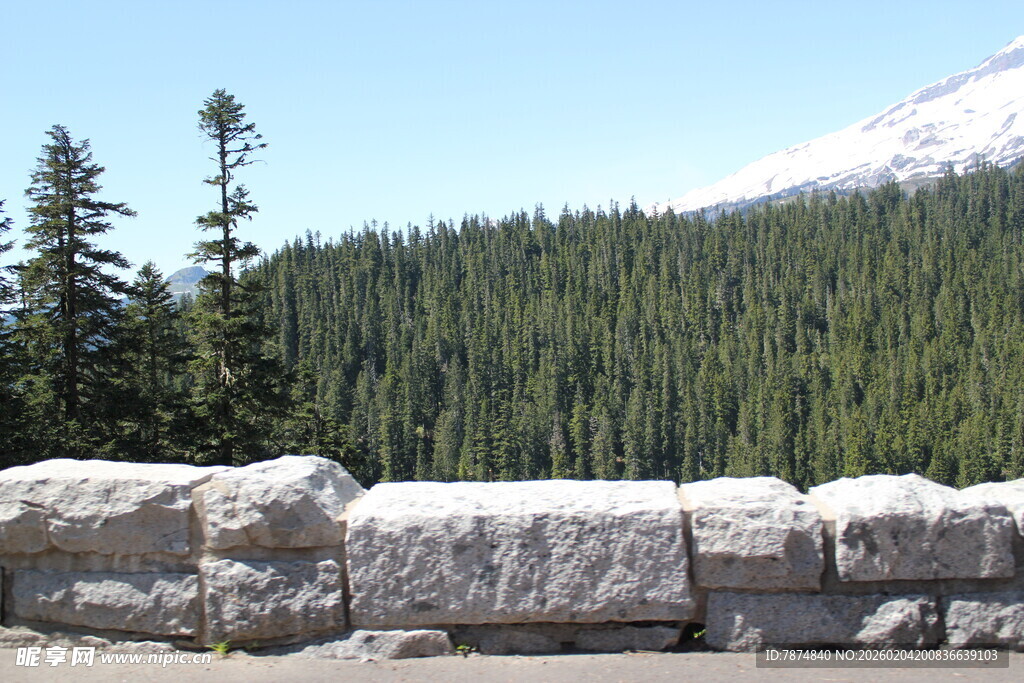 山林旁的石墙景观