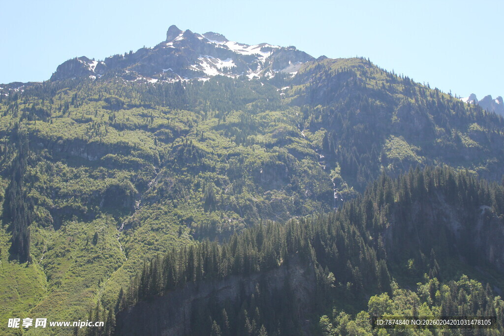 青山覆雪的秀丽山景
