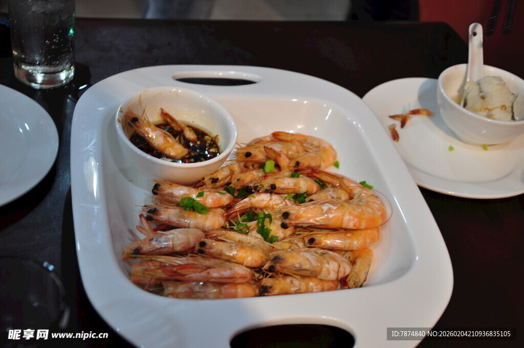 美味蒜蓉开背虾摆盘精致